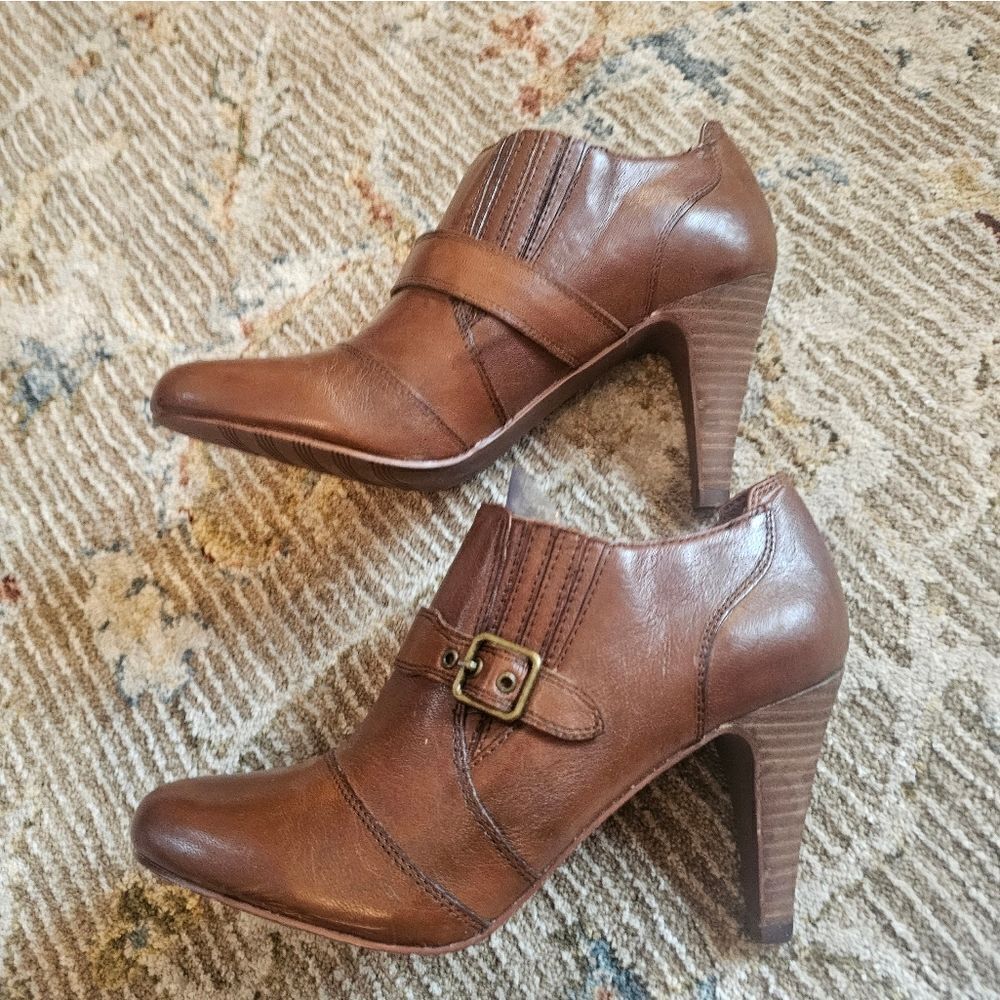 Audrey Brooke heeled Adel booties sz 7, like new